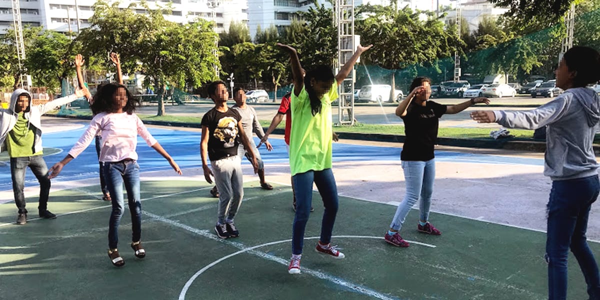 Pakistani-refugee-kids-playing3