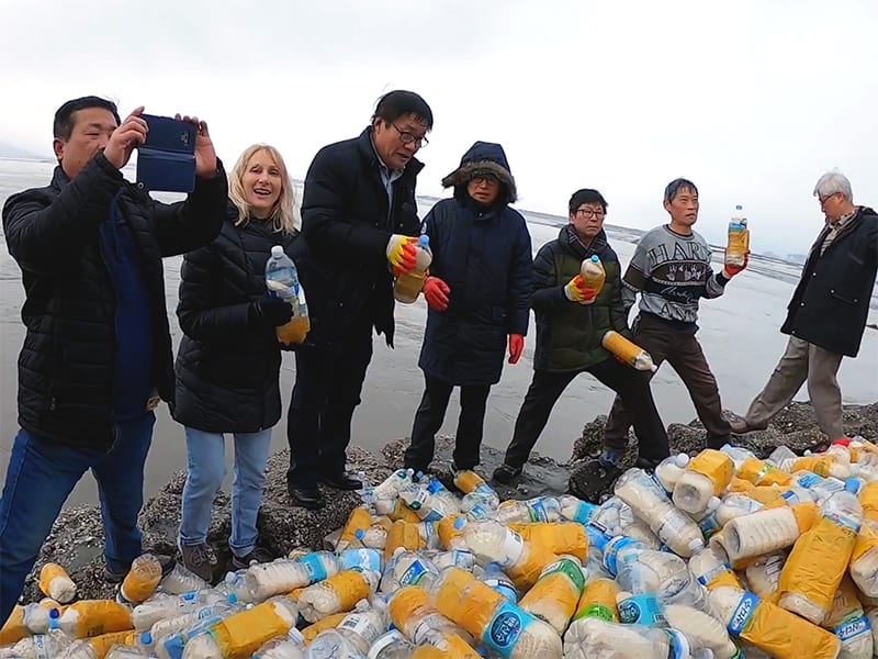 N-Korea_Bottle-delivery