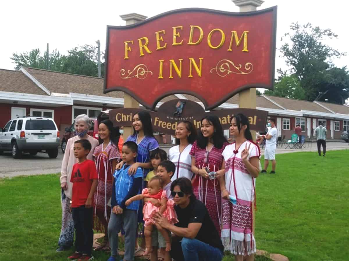 Freedom-Inn_Giving-Thanks